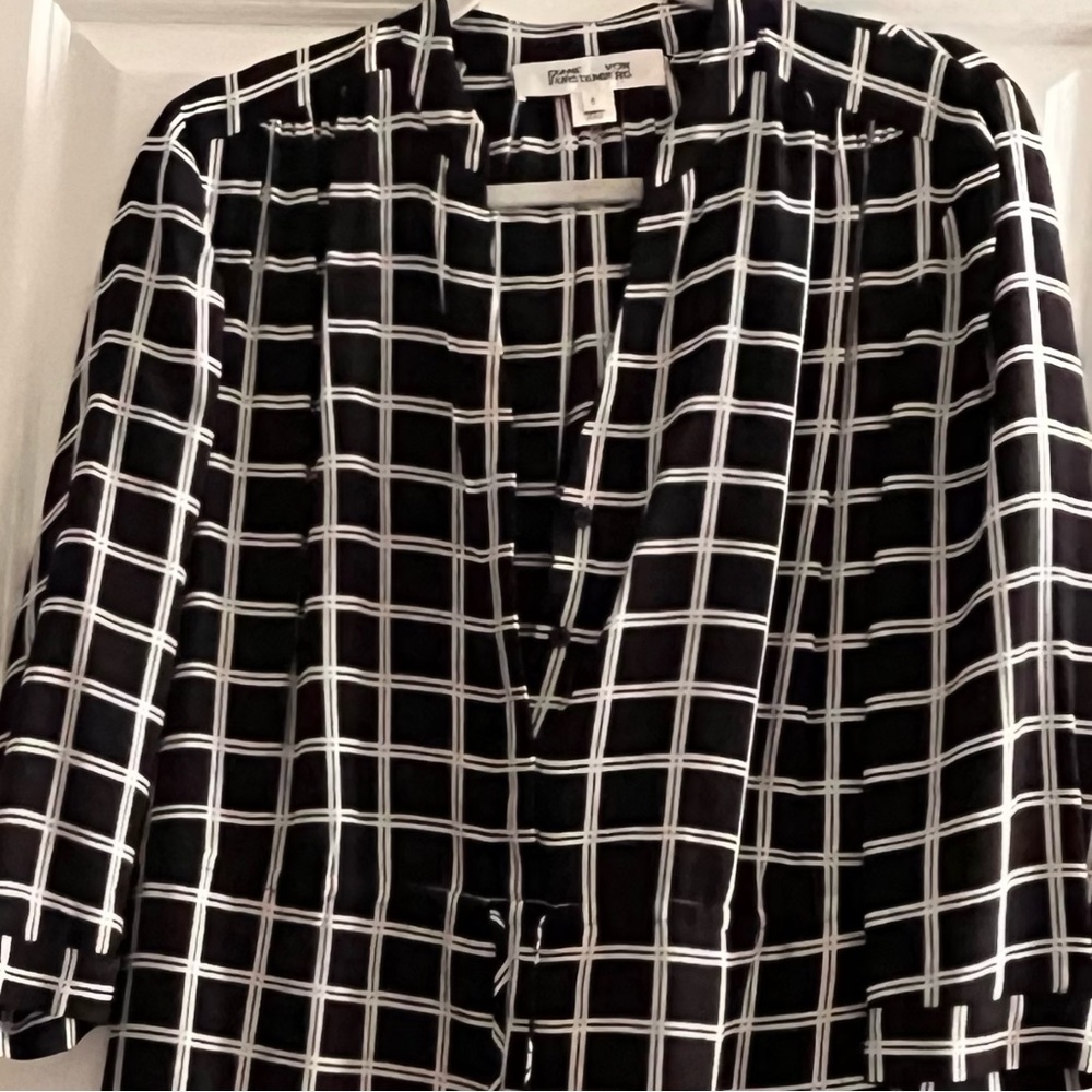 Black and White Checkered  100% silk,long sleeves, tie belt